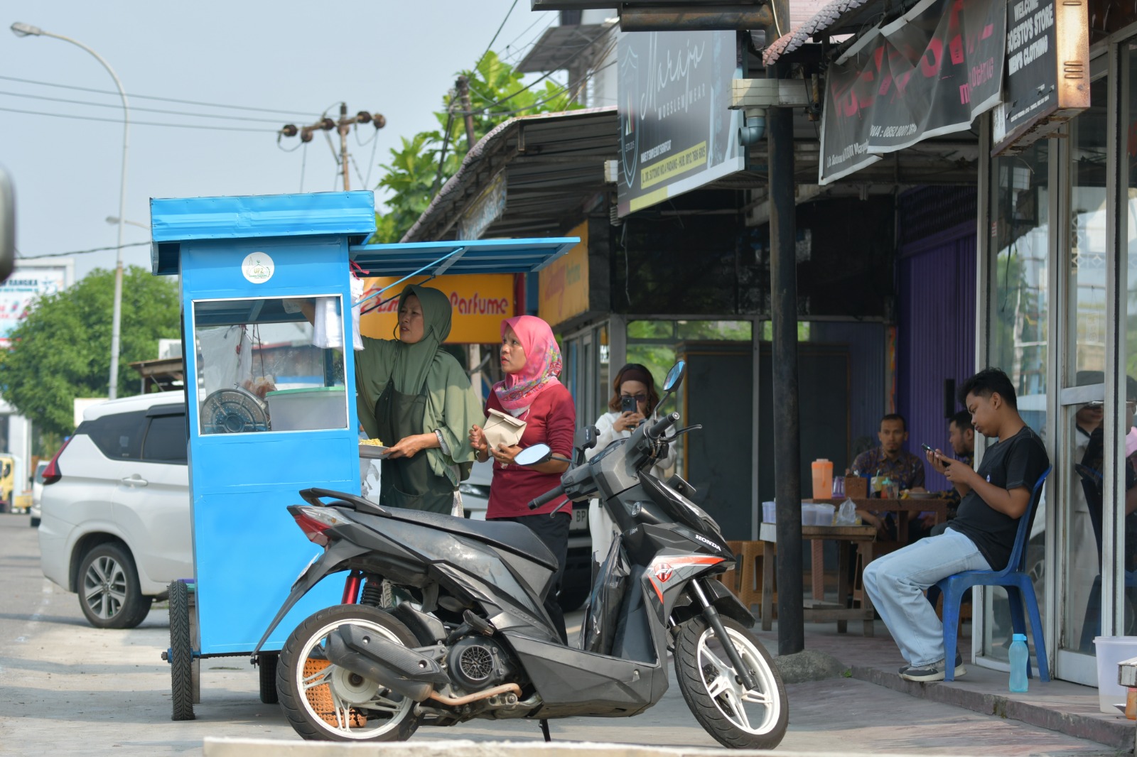 Usaha sarapan pagi Rika Hijra (47) yang beralamat di Jalan Sutomo, Kelurahan Kubu Marapalam, Kecamatan Padang Timur, Kota Padang.