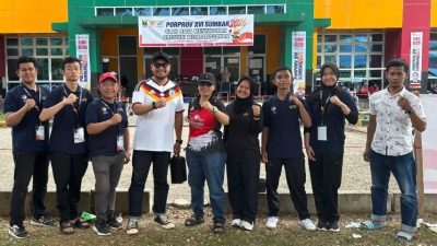 Ketua FOPI Kota Padangpanjang Andrisa Refina bersama Ketua KONI Panji Rangga Warman dan atlet Pentangue asal Kota Padangpanjang.