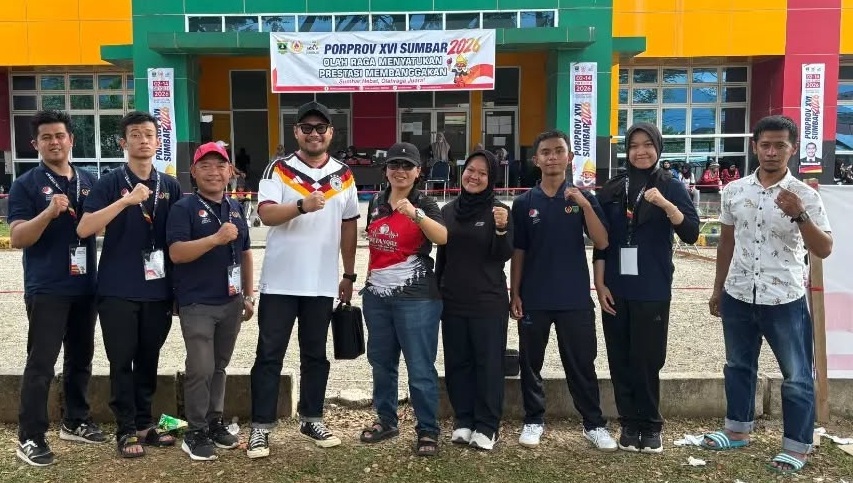 Ketua FOPI Kota Padangpanjang Andrisa Refina bersama Ketua KONI Panji Rangga Warman dan atlet Pentangue asal Kota Padangpanjang.