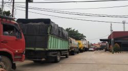 Antrean truck di SPBU untuk mengisi Solar mengingat tingginya harga BBM jenis Dexlite yang mencapai Rp24.750 perliter di wilayah Sumatera Barat.