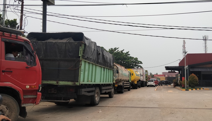Antrean truck di SPBU untuk mengisi Solar mengingat tingginya harga BBM jenis Dexlite yang mencapai Rp24.750 perliter di wilayah Sumatera Barat.  