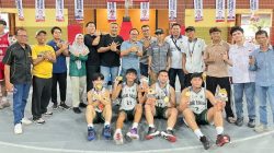 Atlet Basket Kota Padangpanjang yang berhasil meraih medali emas dari kelas 3x3 Putra bersama pengurus Perbasi dan KONI Kota Padangpanjang usai penyerahan medali, Selasa (13/10/2026).