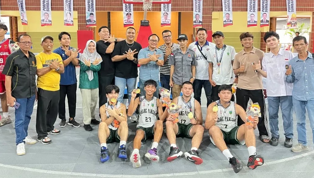 Atlet Basket Kota Padangpanjang yang berhasil meraih medali emas dari kelas 3x3 Putra bersama pengurus Perbasi dan KONI Kota Padangpanjang usai penyerahan medali, Selasa (13/10/2026).