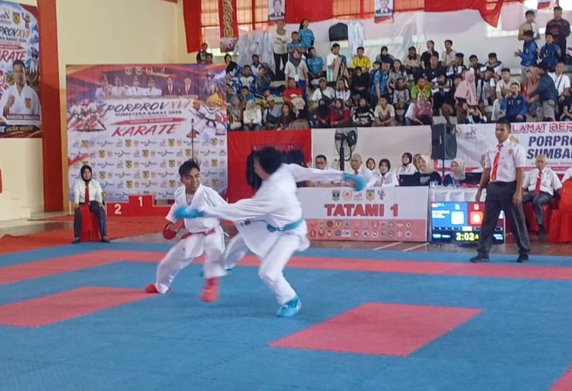 Atlet Karate yang bertanding pada Porprov XVI Tahun 2026 di GOR Batutupang Kabupaten Solok
