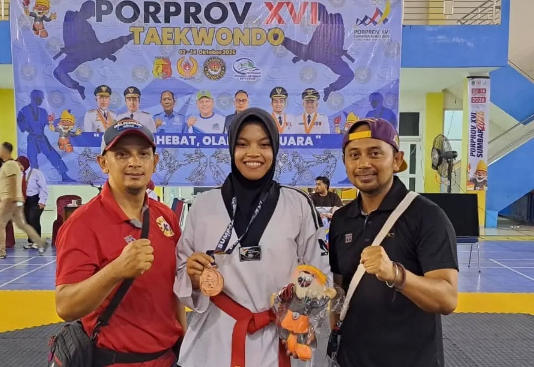 Atlet Taekwondo Padangpanjang Shabrina Aulia yang turun di kelas Under 57 Putri berhasil menyumbangkan medali perunggu untuk Kontingen Kota Padangpanjang