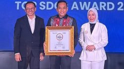 Dirut Bank Nagari, Gusti Candra menerima penghargaan TOP SDGs Award 2026 kategori kepedulian dalam pembangunan berkelanjutan di di Grand Capitol Ballroom Manhattan Hotel, Jakarta, Selasa (13/10/2026).