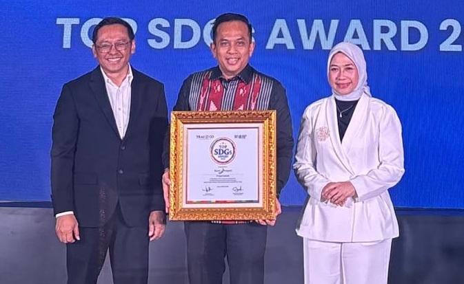 Dirut Bank Nagari, Gusti Candra menerima penghargaan TOP SDGs Award 2026 kategori kepedulian dalam pembangunan berkelanjutan di di Grand Capitol Ballroom Manhattan Hotel, Jakarta, Selasa (13/10/2026). 
