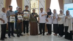 Bunda PAUD Kabupaten Solok Selatan Ny. Hj. Erniati Khairunas, Kadis Pendidikan Kabupaten Solok Selatan H. Hamudis, S.Pd, MM bersama Tim BBPMP Sumatera Barat.  