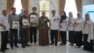 Bunda PAUD Kabupaten Solok Selatan Ny. Hj. Erniati Khairunas, Kadis Pendidikan Kabupaten Solok Selatan H. Hamudis, S.Pd, MM bersama Tim BBPMP Sumatera Barat.