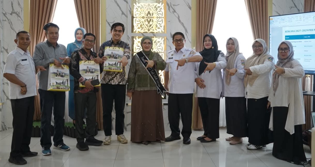 Bunda PAUD Kabupaten Solok Selatan Ny. Hj. Erniati Khairunas, Kadis Pendidikan Kabupaten Solok Selatan H. Hamudis, S.Pd, MM bersama Tim BBPMP Sumatera Barat.  