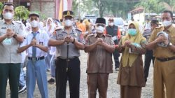 Bupati Pasaman Barat Yulianto bersama Kapolres AKBP Agung Tribawanto saat membagikan masker di SMAN 1 Pasaman, Senin (19/10/2026).