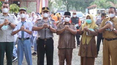 Bupati Pasaman Barat Yulianto bersama Kapolres AKBP Agung Tribawanto saat membagikan masker di SMAN 1 Pasaman, Senin (19/10/2026).
