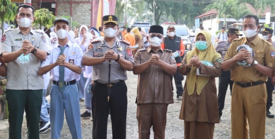 Bupati Pasaman Barat Yulianto bersama Kapolres AKBP Agung Tribawanto saat membagikan masker di SMAN 1 Pasaman, Senin (19/10/2026).  