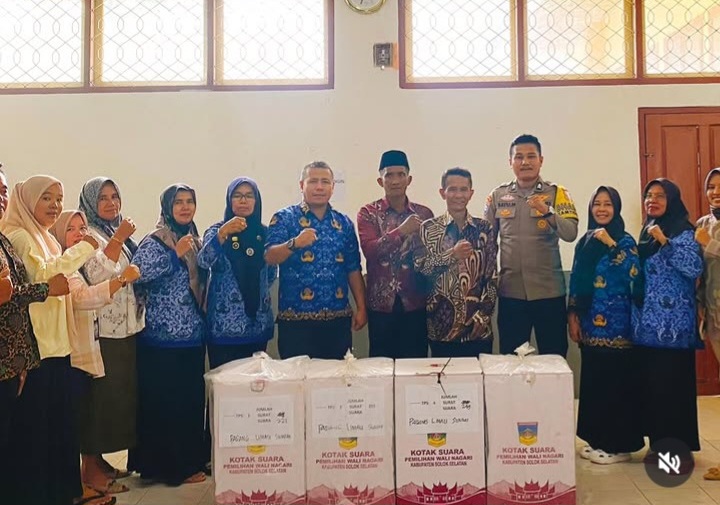 Camat Sangir Jujuan Elfi Hendri bersama unsur Forkopimcam Sangir Jujuan usai proses rekapitulasi penghitungan suara Pilwana Serentak, Kamis (08/10/2026).  