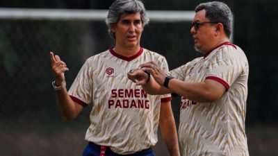 Manajer Semen Padang FC, Braditi Moulevey bersama Pelatih Kepala Semen Padang FC Stefano Cugurra