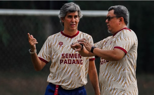 Manajer Semen Padang FC, Braditi Moulevey bersama Pelatih Kepala Semen Padang FC Stefano Cugurra