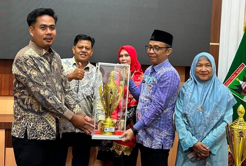 Direktur BUMNag Lubuk Malako,Pj Wali Nagari Lubuk Malako Abdul Reda, Kepala Dinas Sosial PMD Nurhayati saat menerima piala penghargaan BUMNag terbaik Se- Sumatera Barat.  