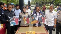 Dirreskrimum Polda Sumbar AKBP Umar didampingi Kabidhumas Polda Sumbar Kombespol Susmelawati Rosya dan Kasubdit Jatanras Kompol Armijon, memperlihatkan sejumlah barang bukti saat konferensi pers kasus Curanmor, di Mapolda Sumbar, Selasa (20/10/2026).