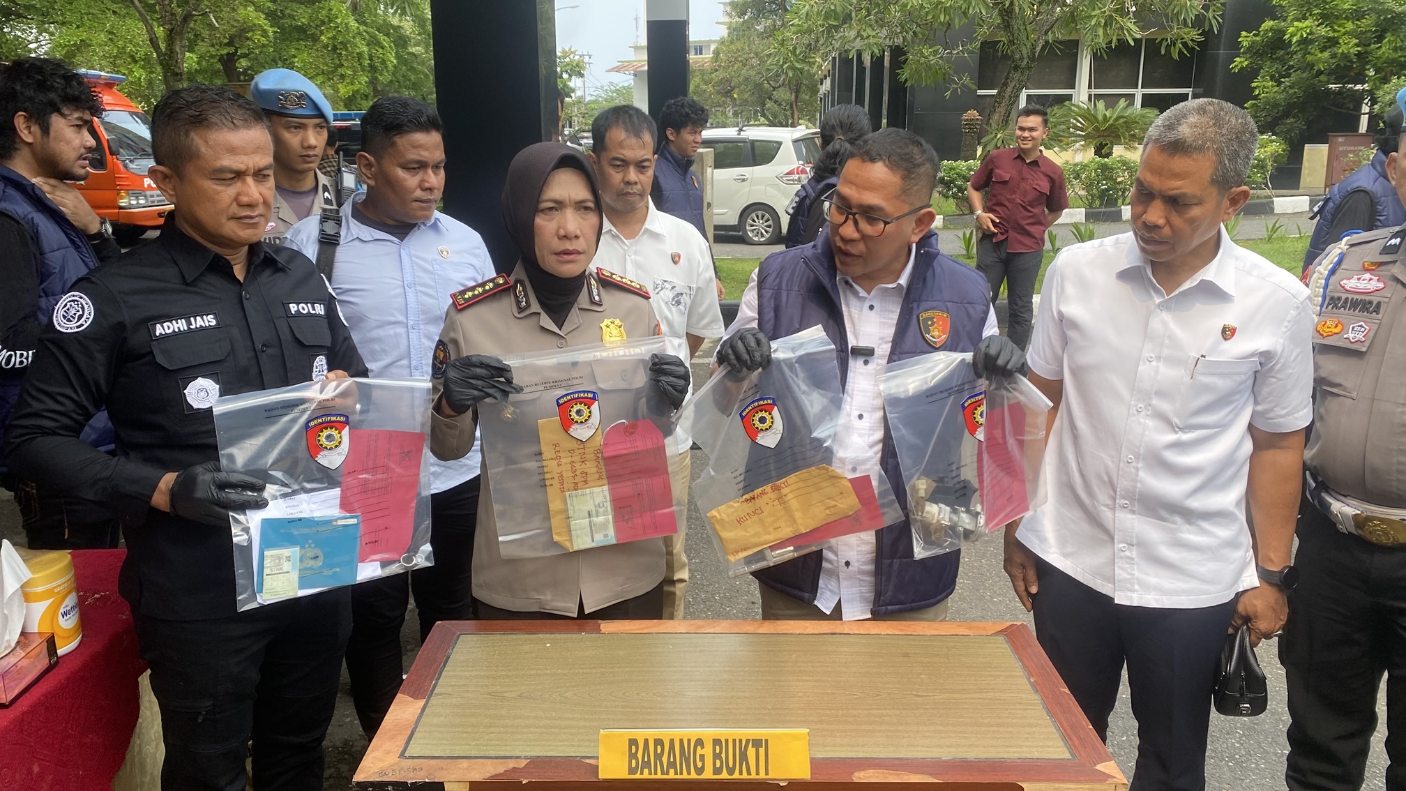 Dirreskrimum Polda Sumbar AKBP Umar didampingi Kabidhumas Polda Sumbar Kombespol Susmelawati Rosya dan Kasubdit Jatanras Kompol Armijon, memperlihatkan sejumlah barang bukti saat konferensi pers kasus Curanmor, di Mapolda Sumbar, Selasa (20/10/2026). 