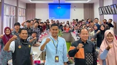 Dekan FIK UNP Prof. Dr. Nurul Ihsan, M.Pd bersama Pengabdi Dr. Despita Antoni dan peserta pelatihan Tes Kebugaran Siswa Indonesia Bagi Guru Pendidikan Jasmani Olaharaga dan Kesehatan (PJOK) se-Kota Padang.
