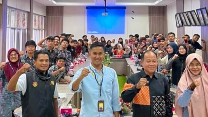 Dekan FIK UNP Prof. Dr. Nurul Ihsan, M.Pd bersama Pengabdi Dr. Despita Antoni dan peserta pelatihan Tes Kebugaran Siswa Indonesia Bagi Guru Pendidikan Jasmani Olaharaga dan Kesehatan (PJOK) se-Kota Padang.