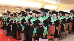 Lulusan Universitas Mercubaktijaya saat mengikuti gladi wisuda, Senin (26/10/2026)