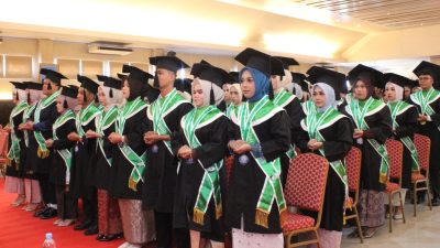 Lulusan Universitas Mercubaktijaya saat mengikuti gladi wisuda, Senin (26/10/2026)