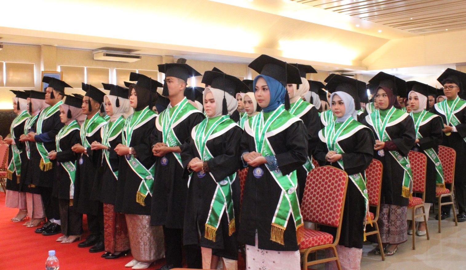 Lulusan Universitas Mercubaktijaya saat mengikuti gladi wisuda, Senin (26/10/2026)
