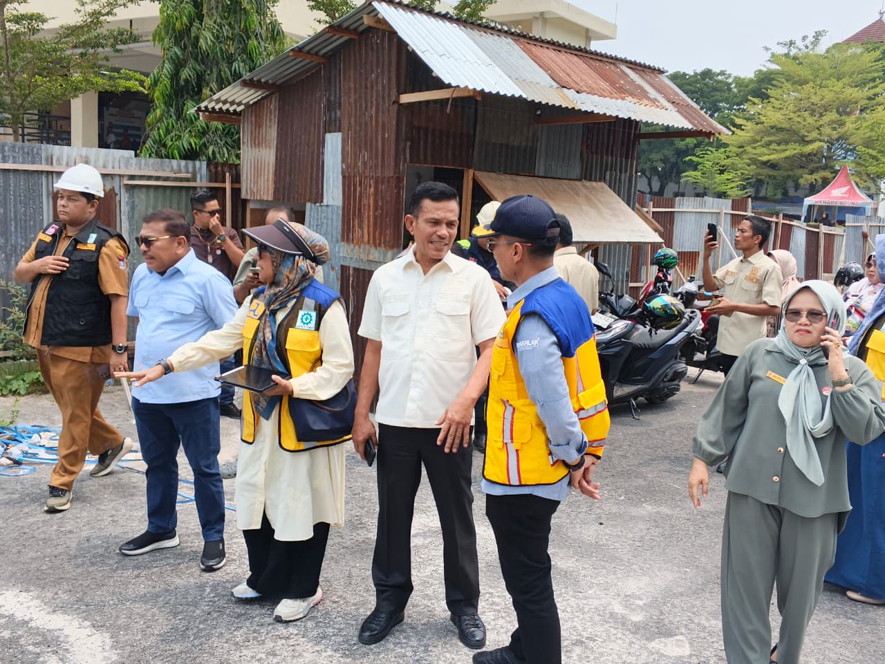 Ketua Komisi III DPRD Kota Padang, Helmi Moesim bersama sejumlah anggota komisi dan jajaran OPD teknis terkait itu menyasar beberapa lokasi di Kota Padang.