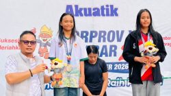 Ketua KONI Kota Solok Rudi Horizon Menyerahkan Bonus kepada Atlit yang meraih mendali emas.