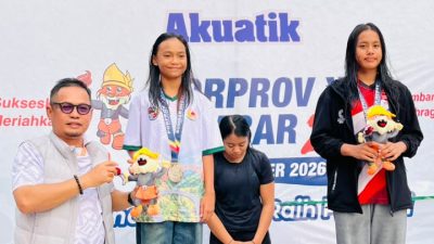 Ketua KONI Kota Solok Rudi Horizon Menyerahkan Bonus kepada Atlit yang meraih mendali emas.