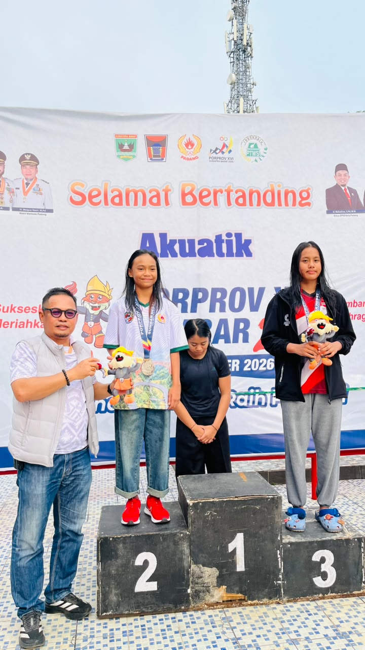Ketua KONI Kota Solok Rudi Horizon Menyerahkan Bonus kepada Atlit yang meraih mendali emas.