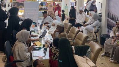 Kesibukan terjadi di PT Cordoba Berkah Mandiri Tour and Travel, yang ramai di kunjungi masyarakat untuk berangkat umrah.