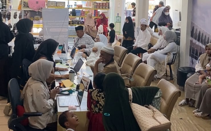 Kesibukan terjadi di PT Cordoba Berkah Mandiri Tour and Travel, yang ramai di kunjungi masyarakat untuk berangkat umrah.