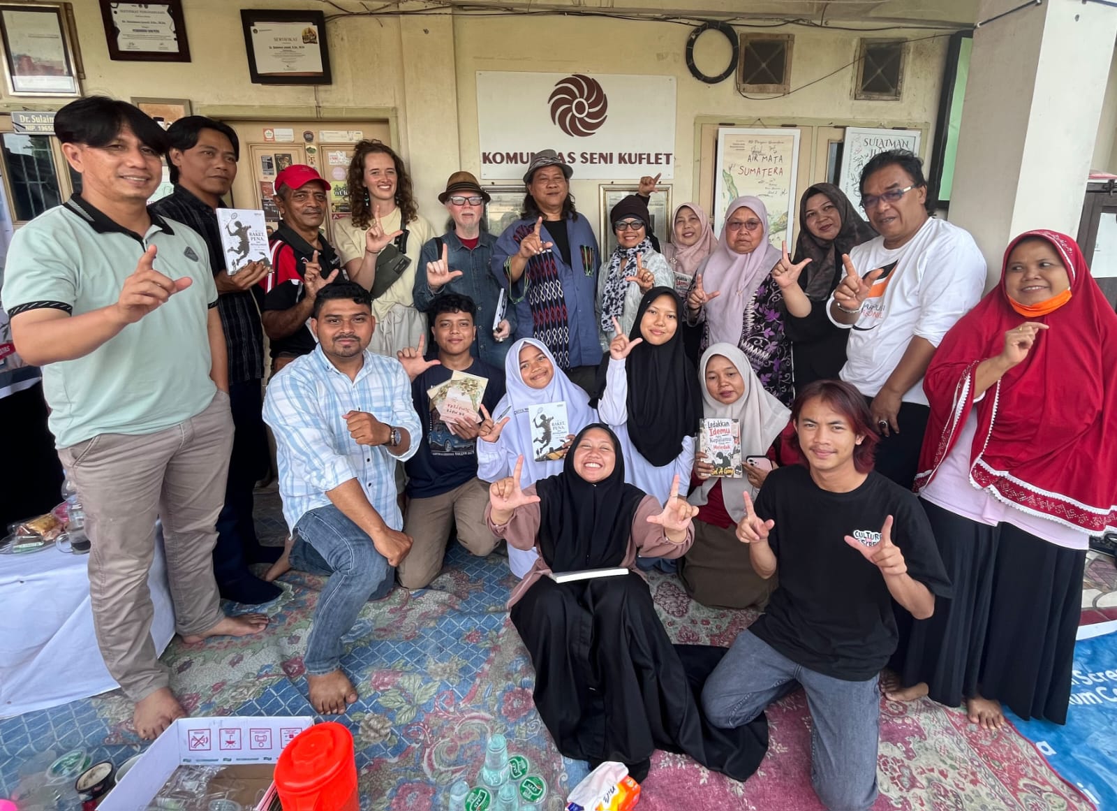 Duta Baca Indonesia Gol A Gong ketika menggelar kegiatan Safari Literasi Keliling Sumatera di Komunitas Seni Kuflet, Selasa (06/10/2026).