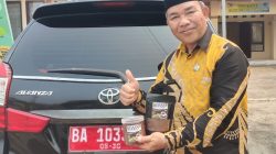 Kabag Kesra Setdakab Solok Selatan H. Mahadolok Ritonga, S.Ag, MM saat memamerkan produk Kopi bubuk Asli Koass.