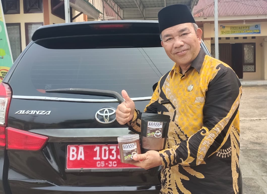 Kabag Kesra Setdakab Solok Selatan H. Mahadolok Ritonga, S.Ag, MM saat memamerkan produk Kopi bubuk Asli Koass.  