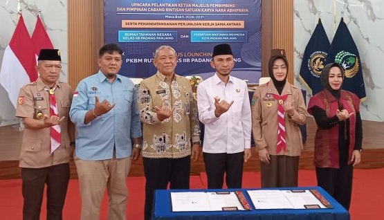 Kakanwil Ditjenpas Kunrat Kasmiri didampingi Ka. Rutan Novri Abbas, Ketua PWI Bento, Ketua Kwarcab Ny.Maria Feronika dan Ketua DWP Rutan Kls IIB Ny. Dewi Novri Abbas.