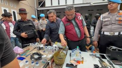 Penggrebekan kampung narkoba oleh Polda Sumbar di Kota Padang.