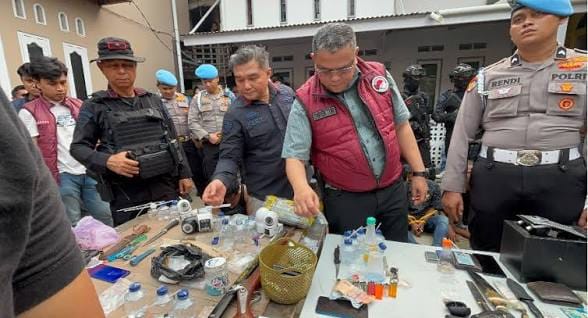 Penggrebekan kampung narkoba oleh Polda Sumbar di Kota Padang.