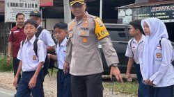 Kapolres Limapuluh AKBP. Syaiful Wachid turun langsung melaksanakan pengaturan arus lalu lintas di Simpang SMP Negeri 1 Harau, Jalan Tanjung Pati, Koto Tuo, Kecamatan Harau, Limapuluh Kota, Senin (26/10/2026).