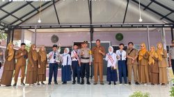 Kapolres Limapuluh Kota AKBP. Syaiful Wachid saat menjadi pembina upacara bendera di SMPN 1 Harau, Limapuluh Kota, Senin (26/10/2026).