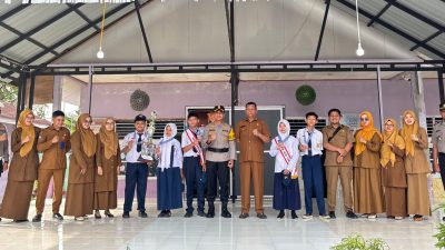 Kapolres Limapuluh Kota AKBP. Syaiful Wachid saat menjadi pembina upacara bendera di SMPN 1 Harau, Limapuluh Kota, Senin (26/10/2026).