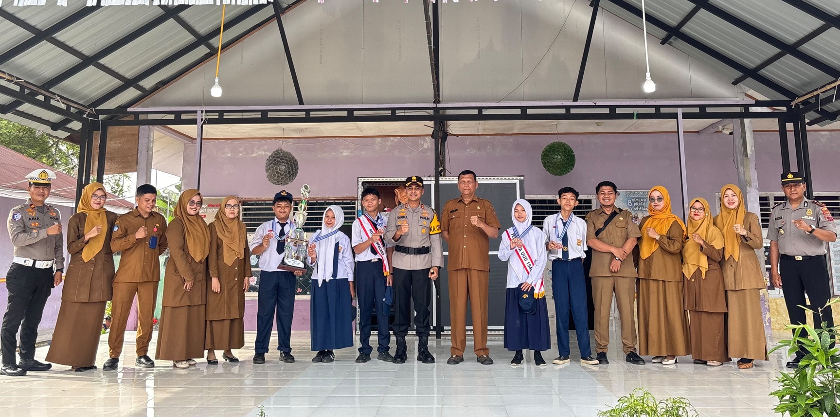 Kapolres Limapuluh Kota AKBP. Syaiful Wachid saat menjadi pembina upacara bendera di SMPN 1 Harau, Limapuluh Kota, Senin (26/10/2026).