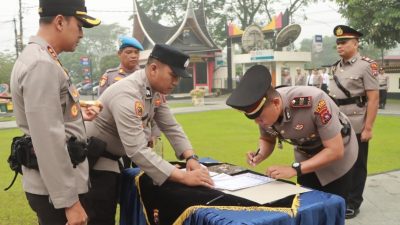 Kapolres Limapuluh Kota AKBP Syaiful Wachid saat sertijab Kasat Lantas dari IPTU Zarwiko Irzal kepada IPTU Aria Azhari. Sementara itu, jabatan Kapolsek Pangkalan diserahterimakan dari AKP Hendra kepada IPTU Zarwiko Irzal, Rabu (14/10/2026).