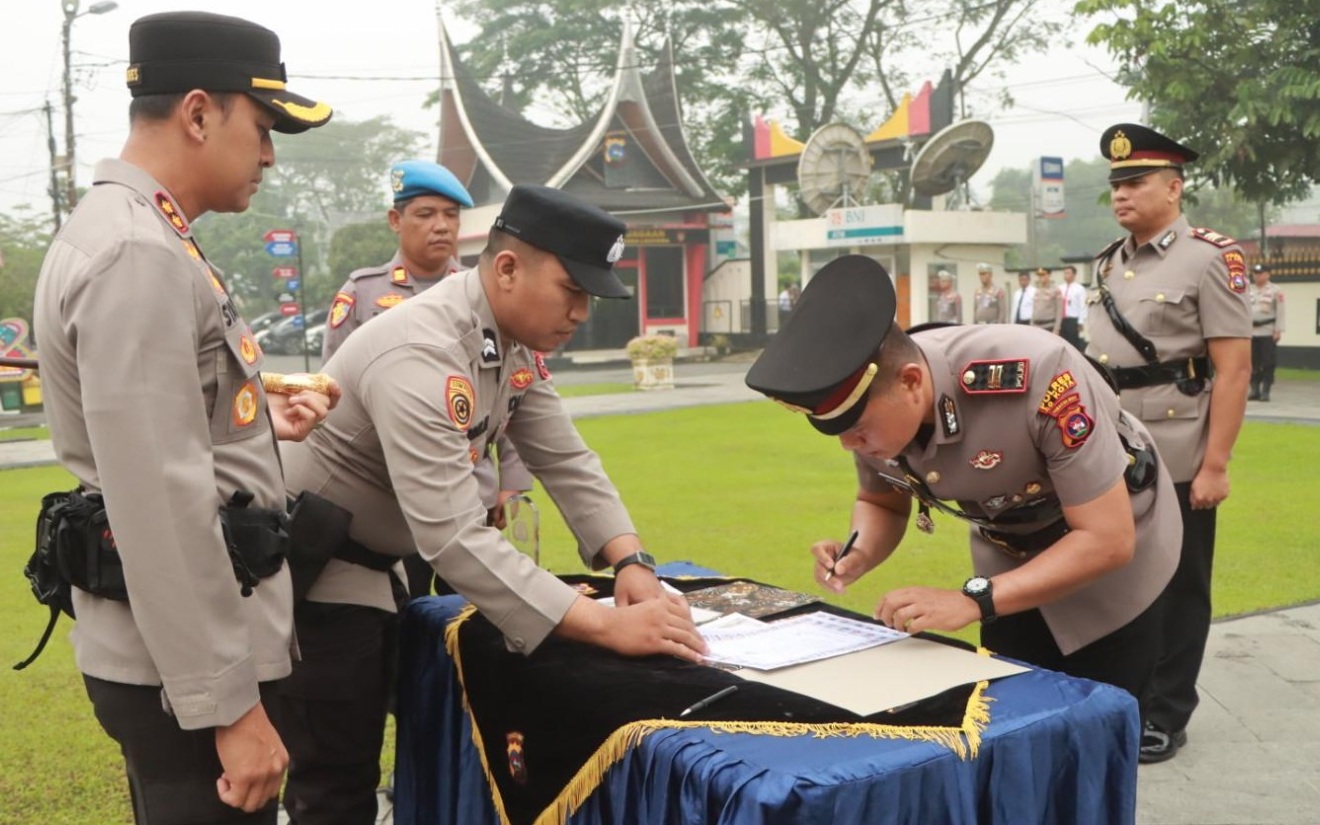 Kapolres Limapuluh Kota AKBP Syaiful Wachid saat sertijab Kasat Lantas dari IPTU Zarwiko Irzal kepada IPTU Aria Azhari. Sementara itu, jabatan Kapolsek Pangkalan diserahterimakan dari AKP Hendra kepada IPTU Zarwiko Irzal, Rabu (14/10/2026).