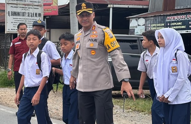 Kapolres Limapuluh AKBP. Syaiful Wachid turun langsung melaksanakan pengaturan arus lalu lintas di Simpang SMP Negeri 1 Harau, Jalan Tanjung Pati, Koto Tuo, Kecamatan Harau, Limapuluh Kota, Senin (26/10/2026).