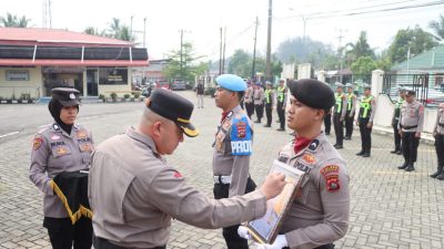 Kapolres Pariaman AKBP Agung Pranajaya saat memimpin upacara PTDH terhadap salah seorang anggotanya yang melanggar kode etik, Kamis (08/10/2026).