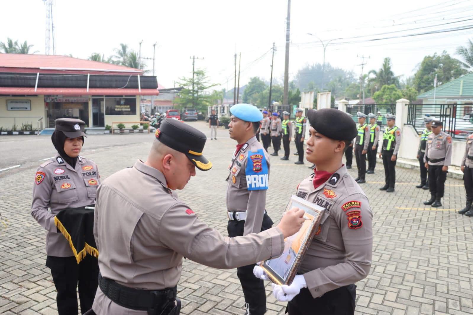 Kapolres Pariaman AKBP Agung Pranajaya saat memimpin upacara PTDH terhadap salah seorang anggotanya yang melanggar kode etik, Kamis (08/10/2026).