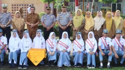 Kapolres Pasaman Barat AKBP Agung Tribawanto bersama kepala sekolah, majelis guru dan siswa SMAN 1 Pasaman, Senin (19/10/2026).